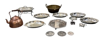Lot 1067 - A small quantity of assorted silver plated...