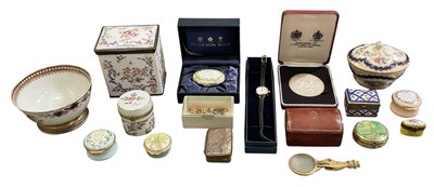 Lot 374 - A quantity of assorted collectors' items...