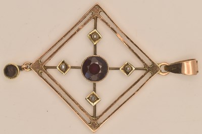 Lot 1335 - An Edwardian 9ct yellow gold amethyst and seed...