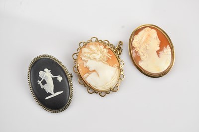 Lot 130 - A 9ct gold mounted cameo brooch with openwork...