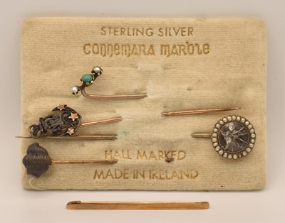 Lot 1392 - Five gold and gold coloured metal brooches and...