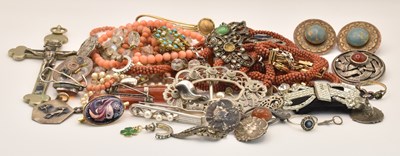 Lot 1460 - A small quantity of vintage and antique...