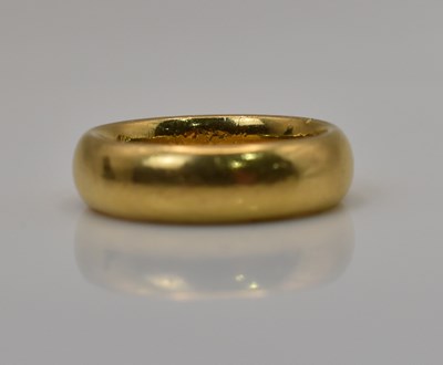 Lot 521 - A 22ct gold wedding band, size M, 12.0g.