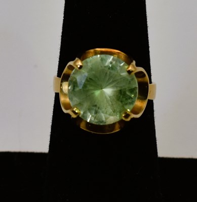 Lot 548 - A 14ct yellow gold round cut peridot ring,...