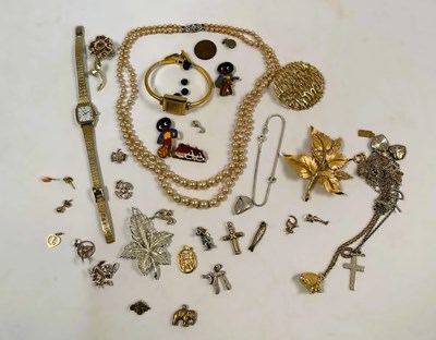 Lot 575 - A quantity of assorted costume jewellery...