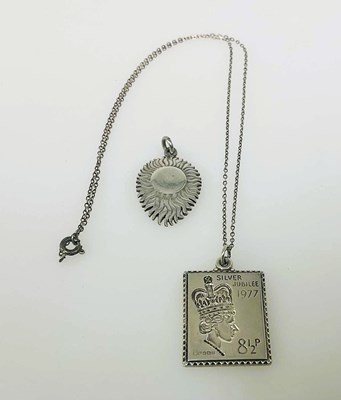 Lot 698 - An Elizabeth II Silver Jubilee 1977 necklace,...
