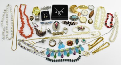 Lot 1466 - Various items of costume jewellery, including...