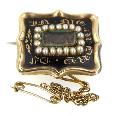 Lot 1000 - A mid-Victorian mourning brooch, with hair,...