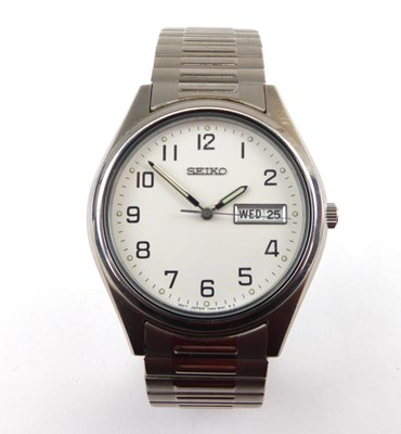 Lot 1104 - SEIKO; a gentlemen's stainless steel quartz...