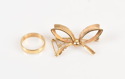 Lot 133 - A 9ct gold bow brooch, length 3.5cm, with a...
