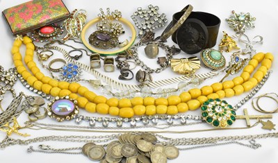 Lot 1455 - Various items of vintage and antique costume...
