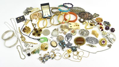 Lot 1457 - Various items of costume jewellery, including...