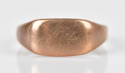 Lot 581 - A 9ct rose gold signet ring with vacant...