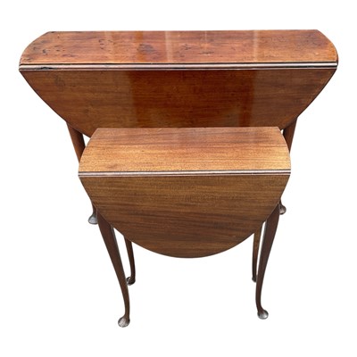 Lot 1317 - A Georgian mahogany drop-leaf dining table on...