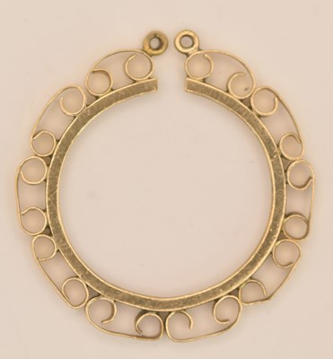 Lot 1192 - A 9ct yellow gold coin pendant mount (to fit a...