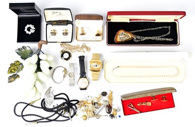 Lot 579 - A quantity of vintage costume jewellery and...