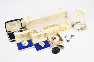 Lot 692 - A small selection of costume jewellery...