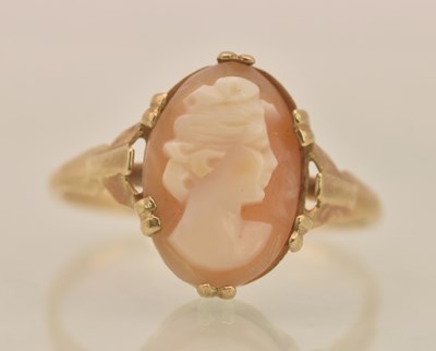 Lot 1291 - A 9ct yellow gold cameo mounted ring, size R,...