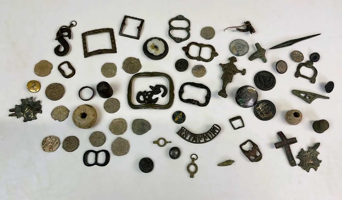 Lot 36 - A small quantity of metal detected items, to...