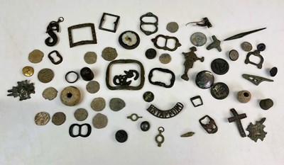 Lot 36 - A small quantity of metal detected items, to...