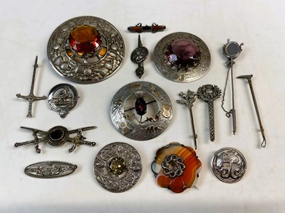 Lot 571 - A collection of silver and silver plated...