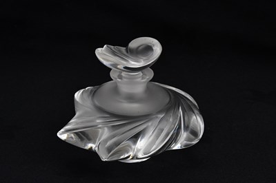 Lot 1492 - LALIQUE; a frosted 'Samoa' glass perfume...