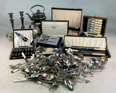 Lot 602 - A quantity of silver plated items, including a...