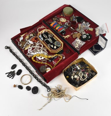 Lot 674 - A collection of assorted costume jewellery.
