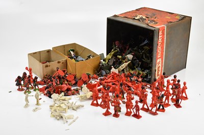 Lot 2122 - A collection of toy soldiers, plastic and lead...