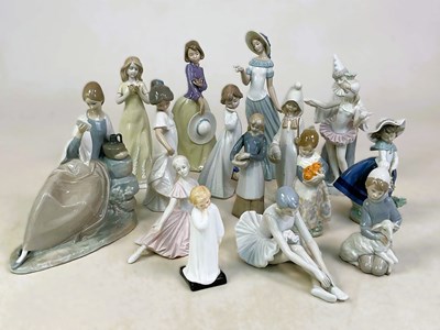 Lot 312 - A quantity of Lladro, Nao and other ceramic...