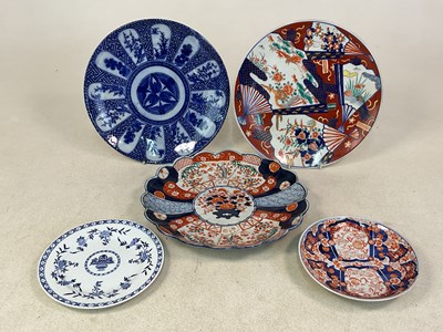 Lot 131 - Japanese ceramic Imari and other chargers and...