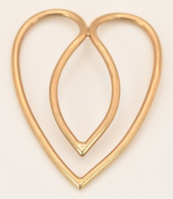 Lot 1182 - A 9ct yellow gold heart shaped belt buckle, 5...