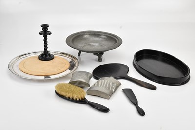 Lot 525 - A mixed group of collectors' items including...