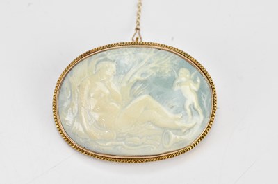 Lot 135 - A 9ct yellow gold cameo brooch depicting...