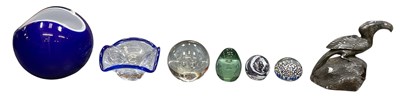 Lot 643 - Six pieces of assorted modern art glass,...