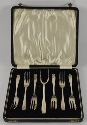 Lot 1122 - ARTHUR PRICE & CO LTD; a cased set of six...