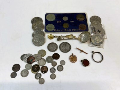 Lot 550 - A 9ct Albert T-bar and a 9ct pendant, combined...