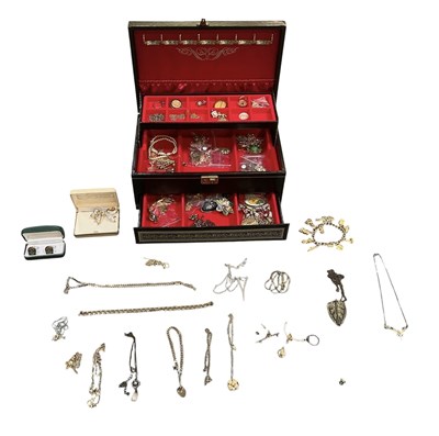Lot 1446 - A group of assorted costume jewellery...