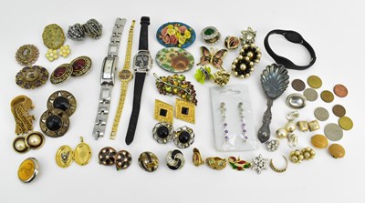 Lot 575 - Various items of costume jewellery including...