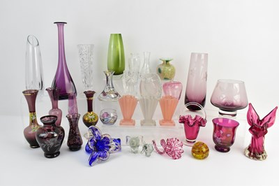 Lot 321 - A large collection of various art glass...
