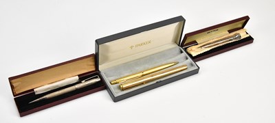 Lot 556 - PARKER; a cased set containing fountain pen...