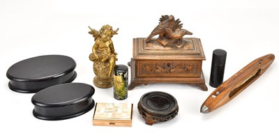 Lot 2054 - A mixed group of collectors' items comprising...