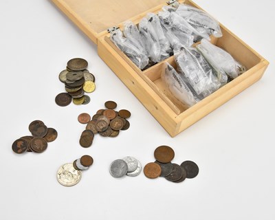 Lot 582 - A collection of mixed coins including pennies,...