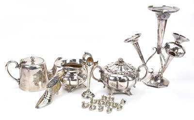 Lot 22 - A small collection of plated ware including a...