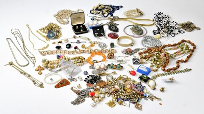 Lot 838 - A quantity of vintage and vintage-style...