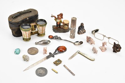 Lot 465 - An assortment of collectors' items including...