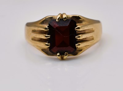 Lot 553 - A 9ct yellow gold signet ring, size R, 5.5g