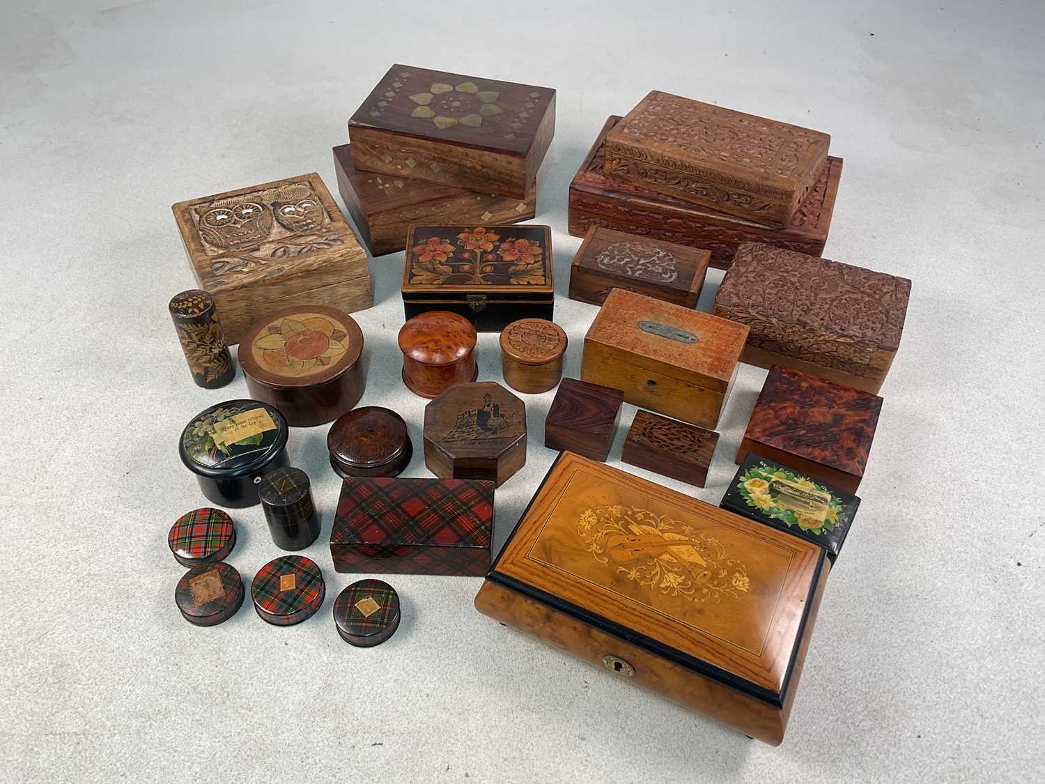 Lot 28 - A quantity of various wooden boxes, of...