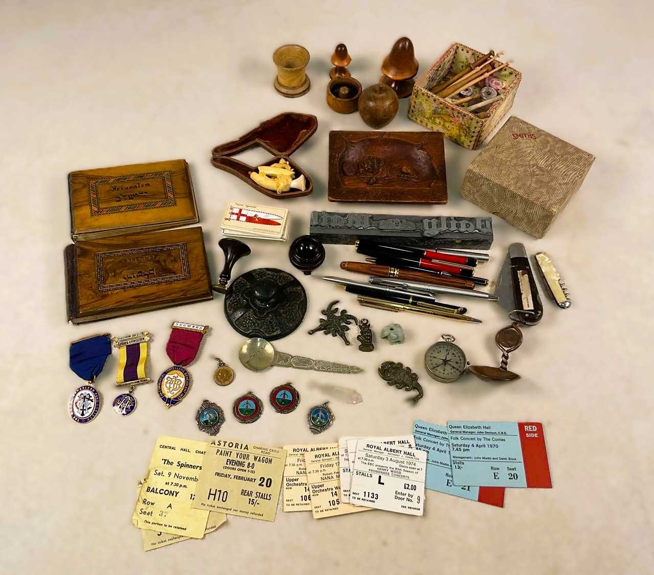 Lot 33 - Collectors' items, comprising various pens,...