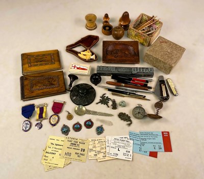 Lot 33 - Collectors' items, comprising various pens,...